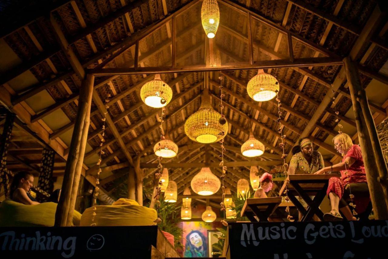 Backpack Beach Hostel & Reggae Bar Boossa Экстерьер фото