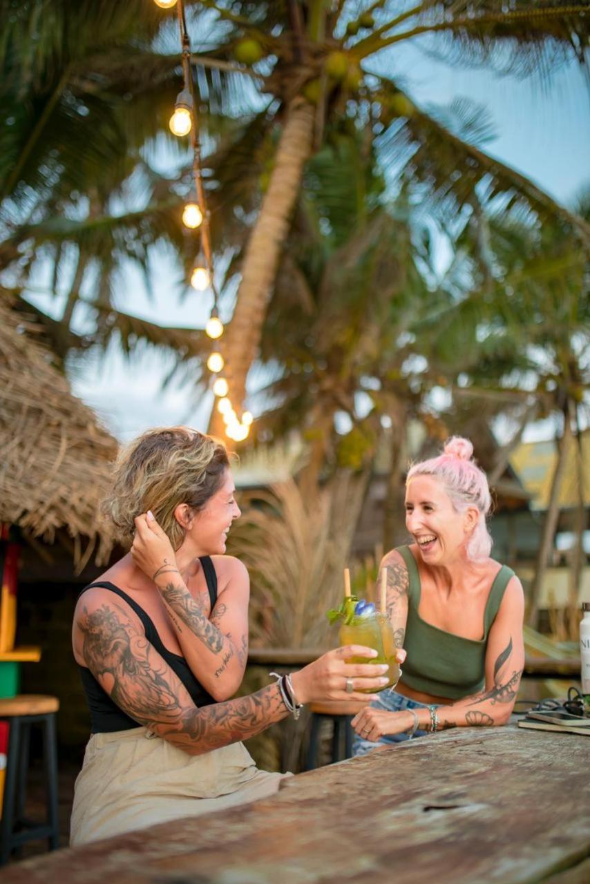 Backpack Beach Hostel & Reggae Bar Boossa Экстерьер фото