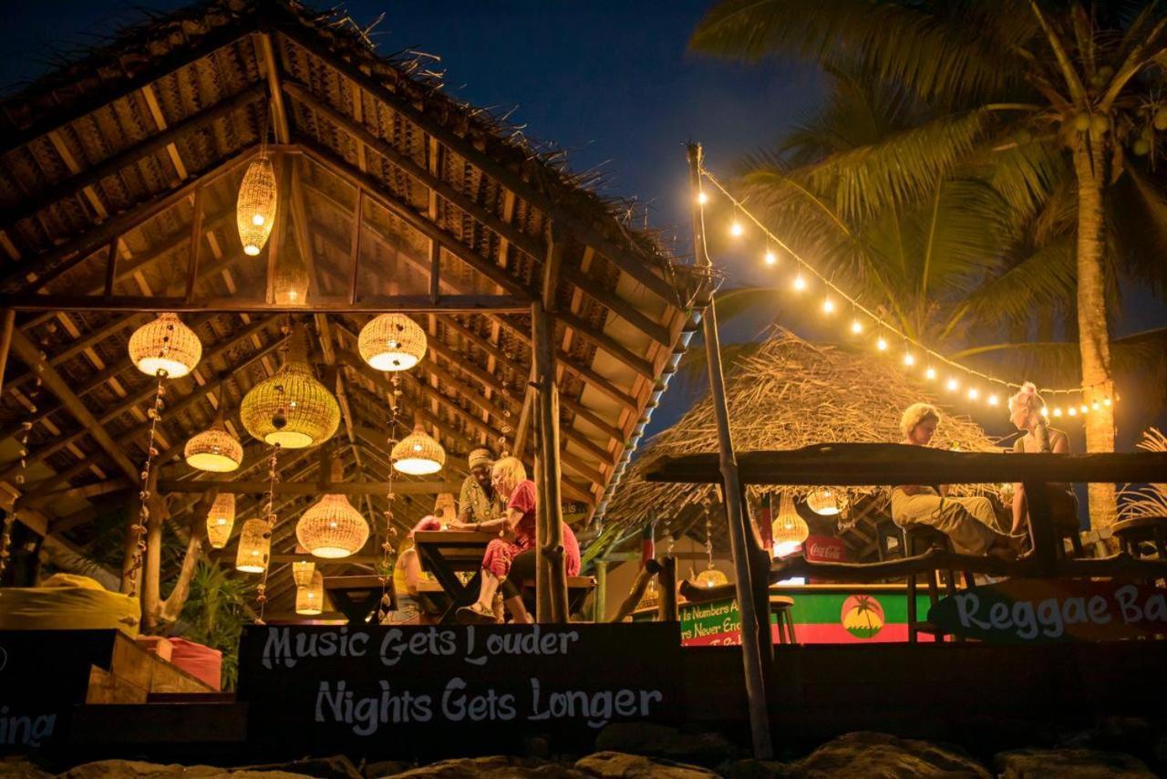 Backpack Beach Hostel & Reggae Bar Boossa Экстерьер фото