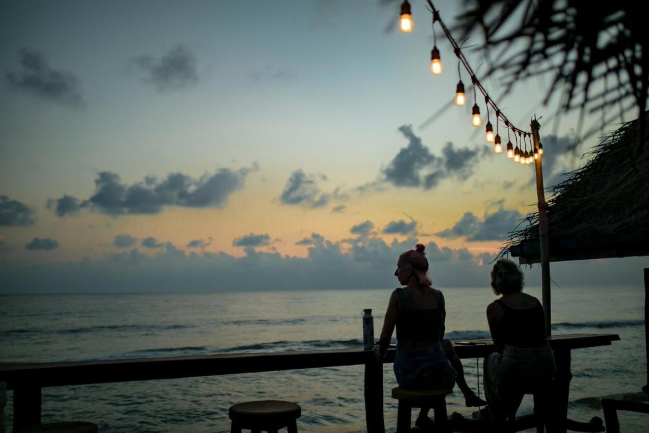 Backpack Beach Hostel & Reggae Bar Boossa Экстерьер фото