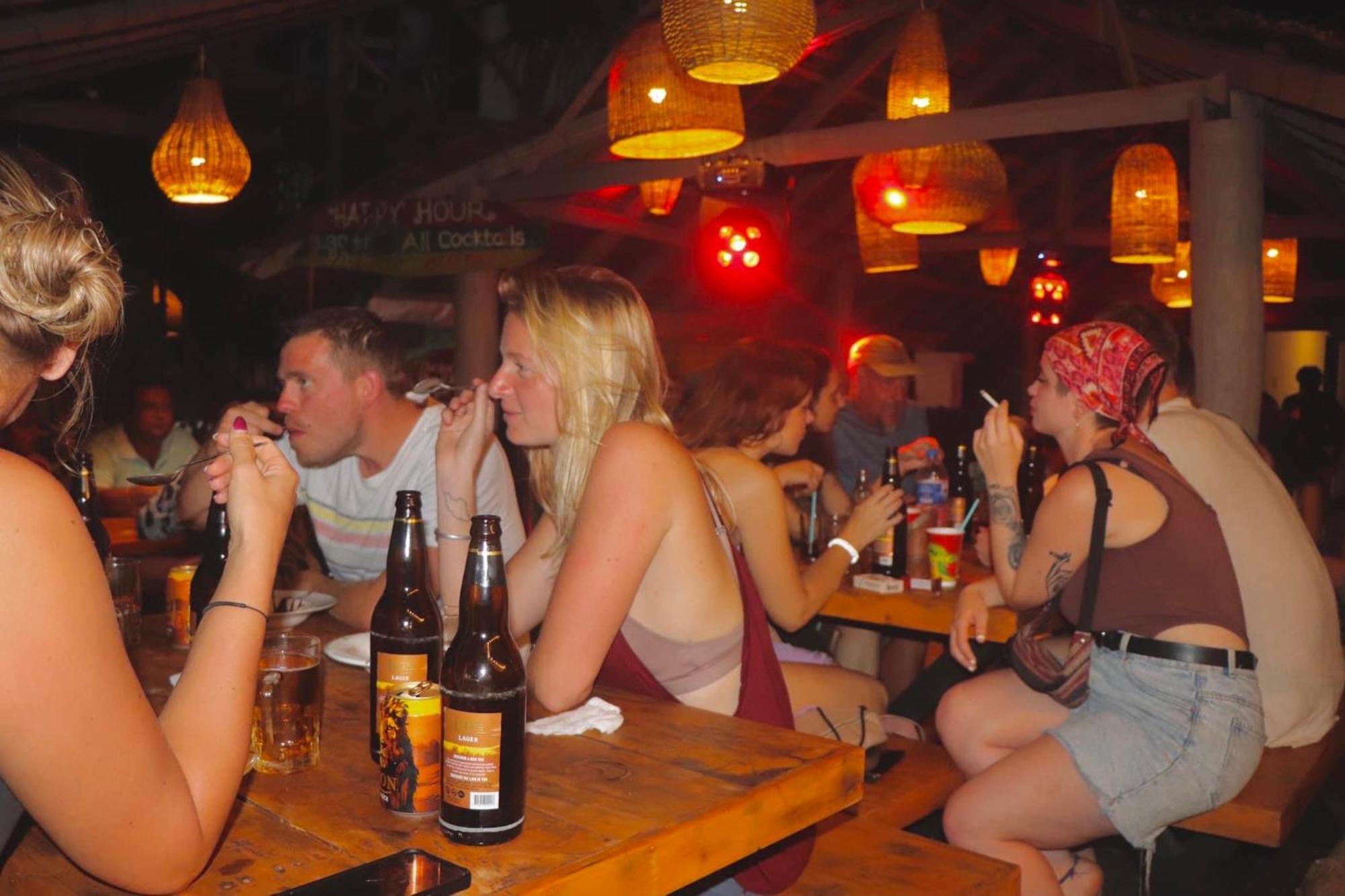 Backpack Beach Hostel & Reggae Bar Boossa Экстерьер фото