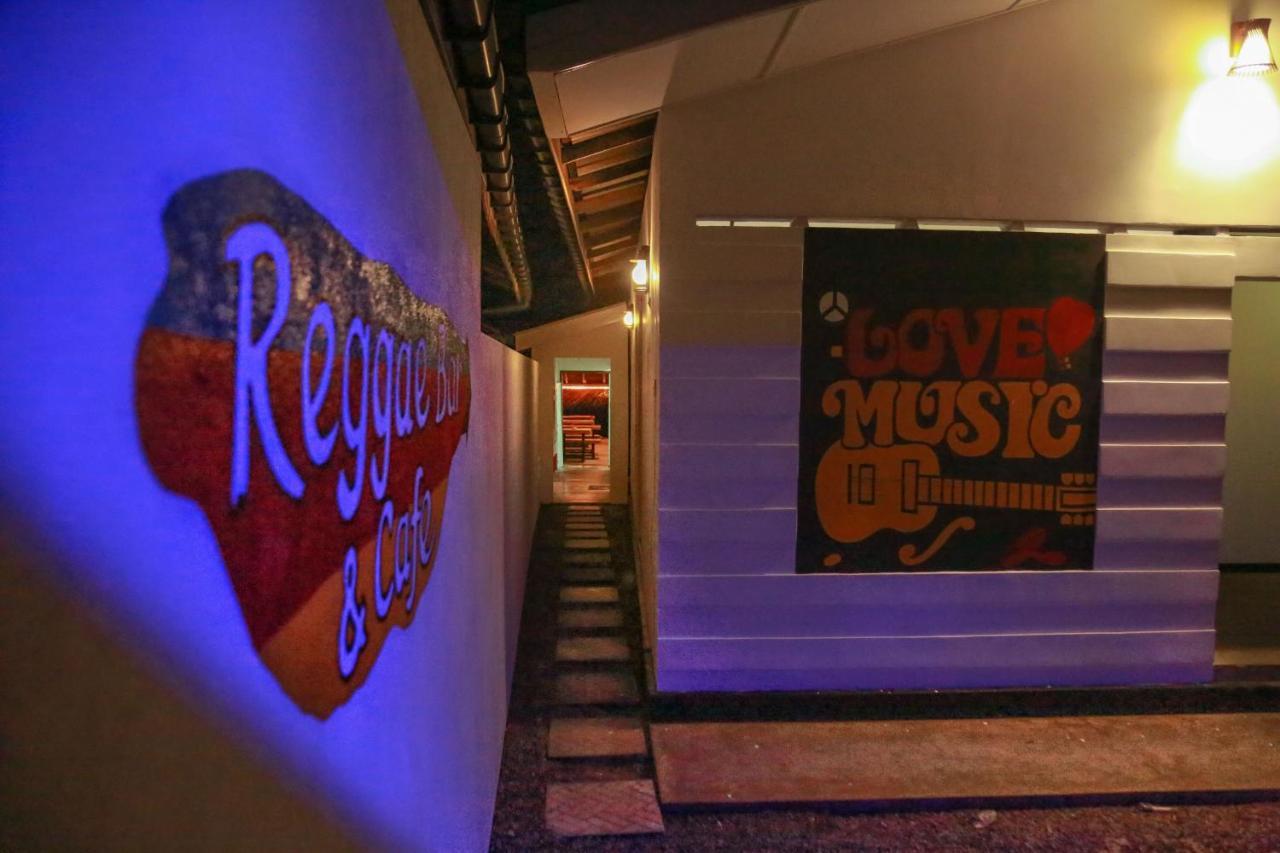 Backpack Beach Hostel & Reggae Bar Boossa Экстерьер фото