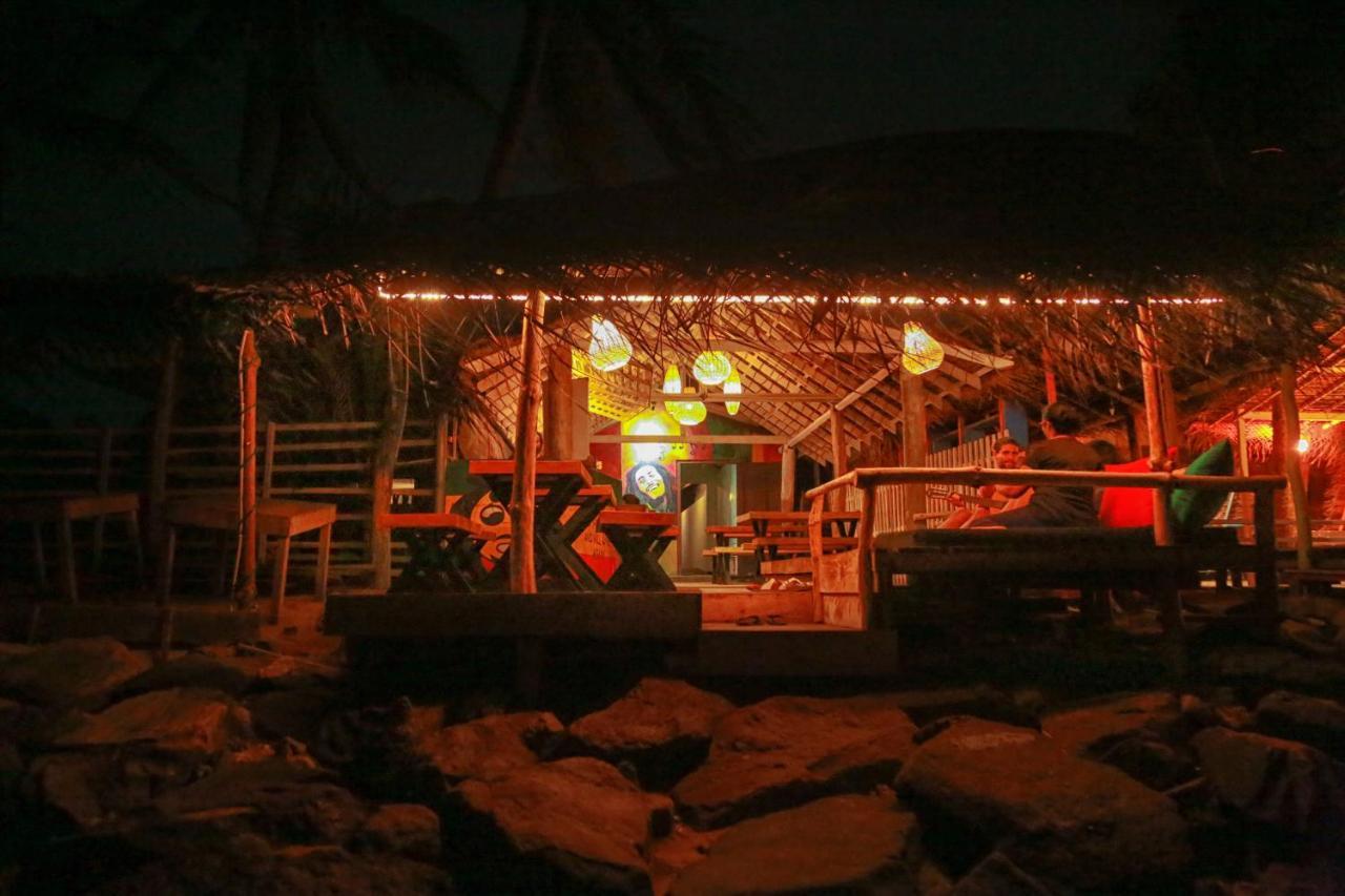Backpack Beach Hostel & Reggae Bar Boossa Экстерьер фото