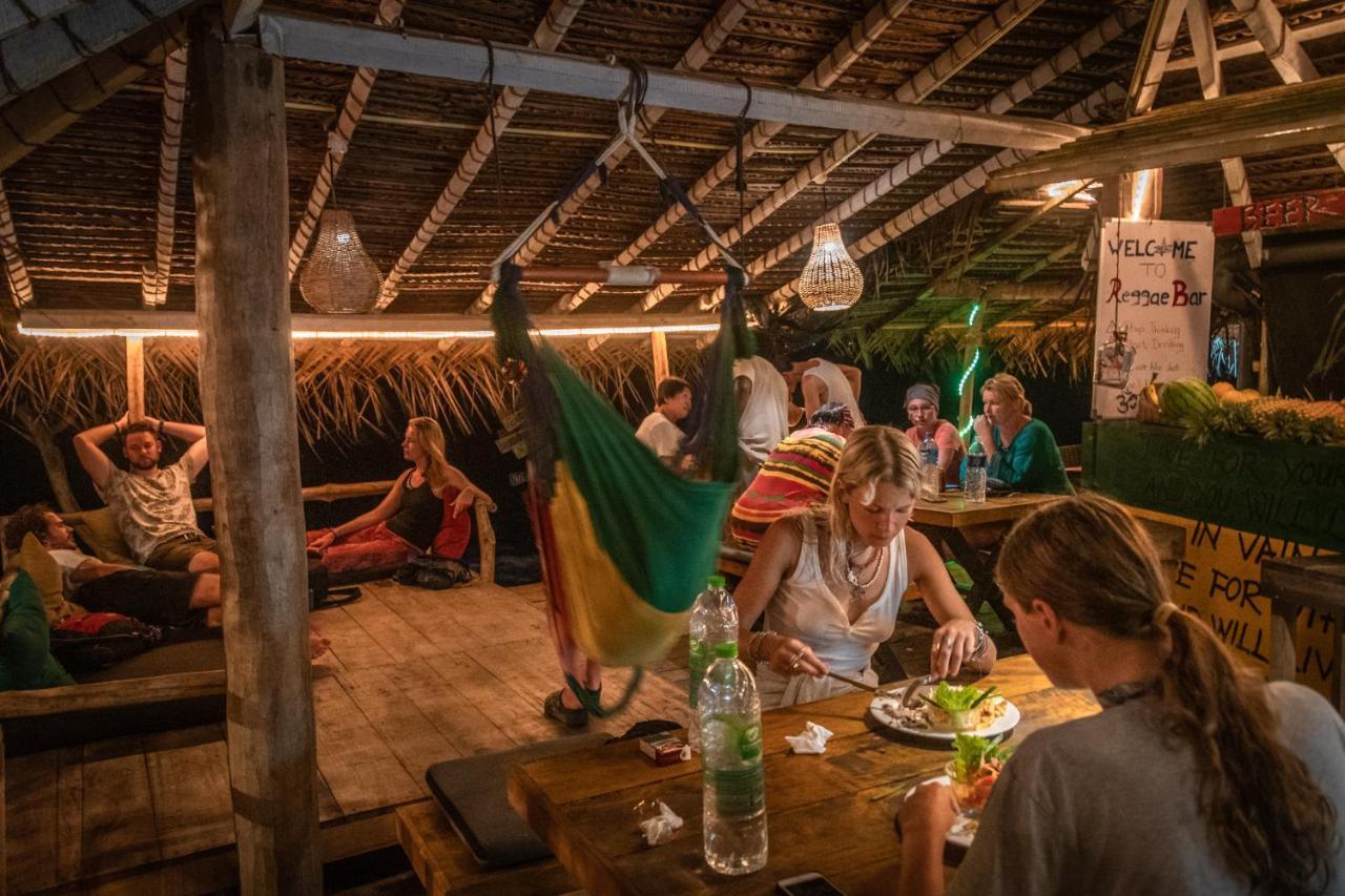 Backpack Beach Hostel & Reggae Bar Boossa Экстерьер фото